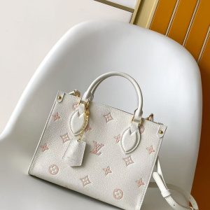 p620M28313 Pink Top-Grade Authentic Single Dynamic 163 This OnTheGo small handbag reimagines the brand's iconic Monogram Empreinte leather, outlining the pattern's contours in matching tones.Detachable metal chain accents add a touch of sparkle, while the striped fabric lining exudes elegance. The removable shoulder strap allows for versatile carrying options. Dimensions: 25 × 19 × 11.5 cm